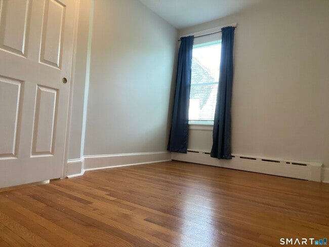 Building Photo - 304 Buckingham St