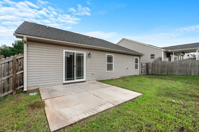 Building Photo - 3 BR, 2 BA 2-Car Garage Modern Ranch Livin...