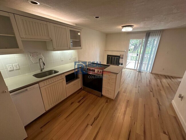 Building Photo - 2840 S Kenton Ct