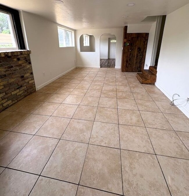 Building Photo - 3 Bedroom / 2.5 Bath Multi-Level Home in SLC!