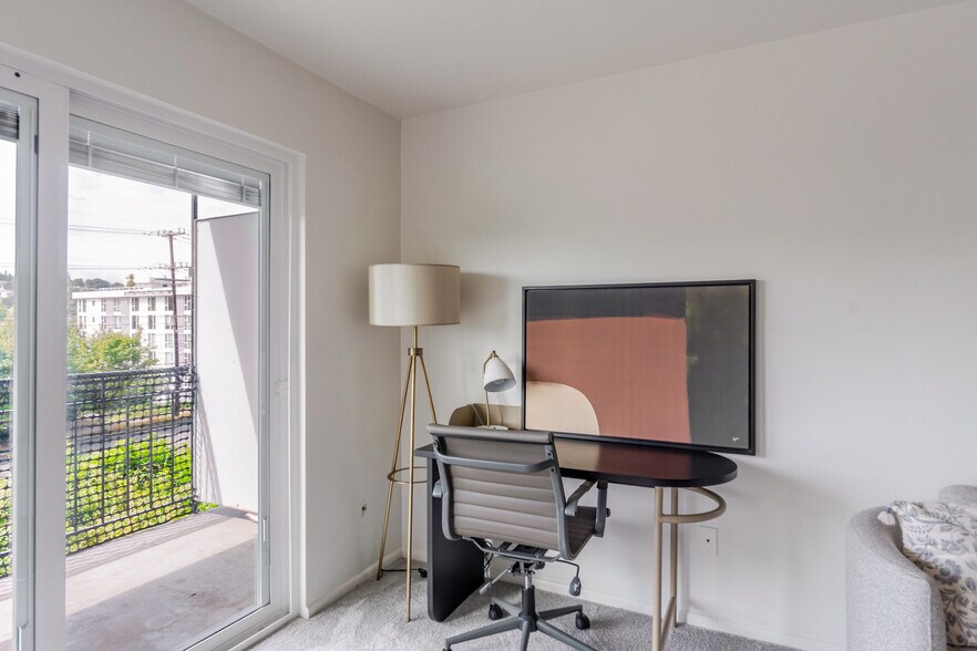 Building Photo - 2850 15th Ave W