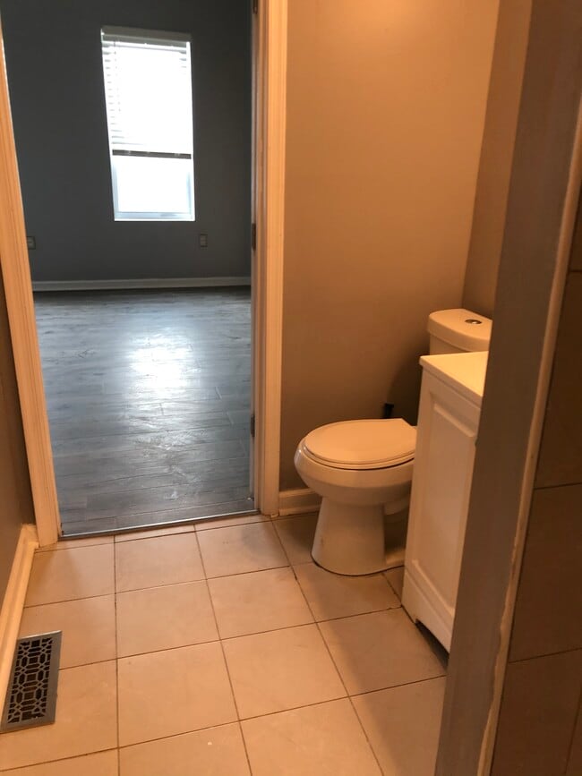 Building Photo - 405 S Vincent St