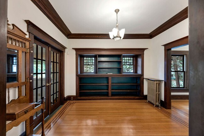 Building Photo - Big Charm in Madison Valley 4 bd 3 ba