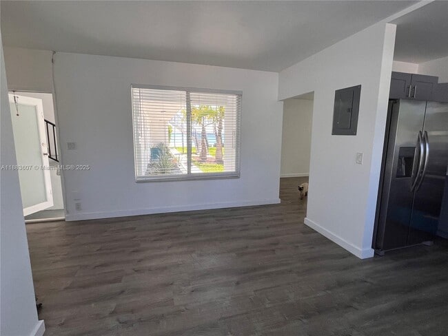 Building Photo - 1750 S Treasure Dr