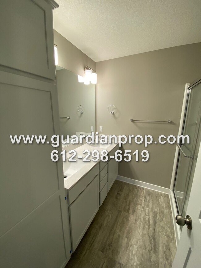 Building Photo - Luxury Townhouse Available June 1st, High End Finishings, Quartz Counters, Large Loft, Huge Prima...