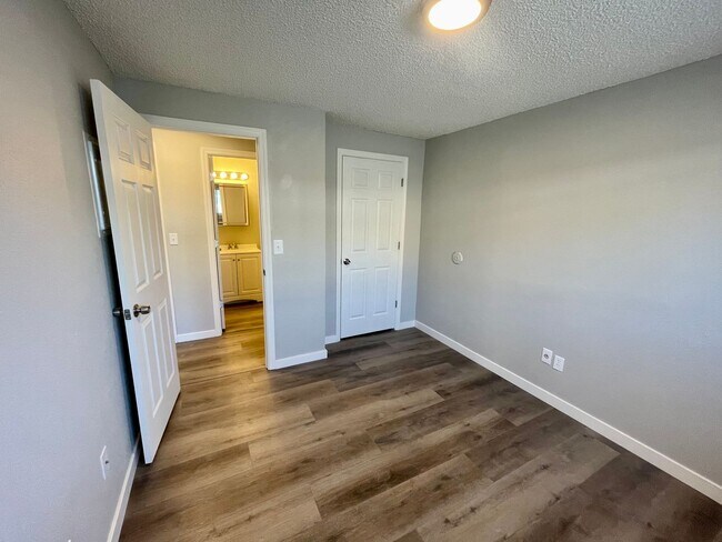 Building Photo - Beautifully Updated 1-Bedroom
