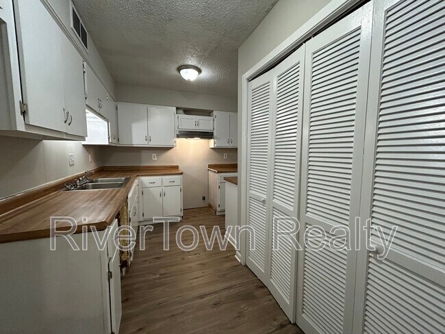 Building Photo - 3293 Leschallas Dr
