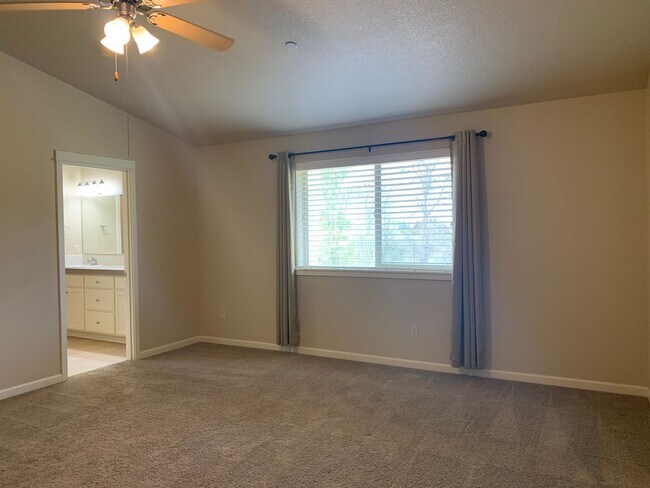 Building Photo - Beautiful Craftsman Style Home! 2 Car Garage! Gas Fireplace and Granite Counter Tops! Attached Ga...