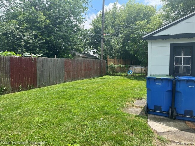 Building Photo - 8242 Maxwell Ave