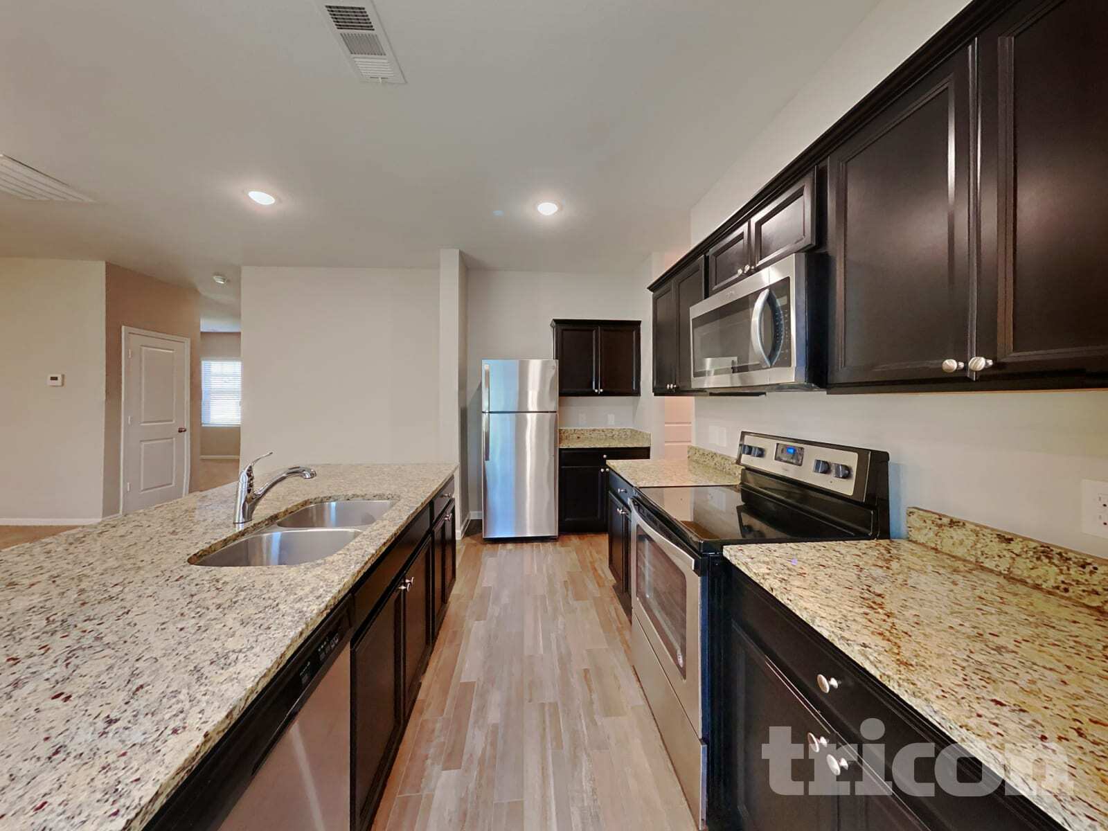 Building Photo - 404 Willow Creek Dr