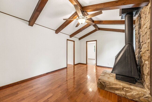 Building Photo - Beautiful Pet Friendly 3 bedroom home for ...