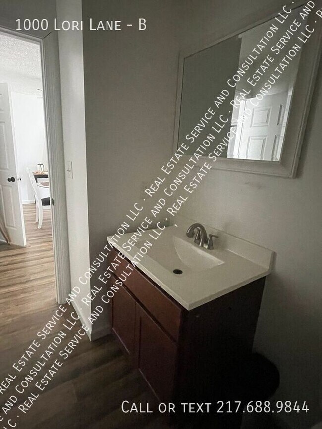 Building Photo - 1000 Lori Ln