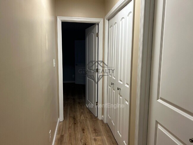 Building Photo - 100 Kendallwood Dr