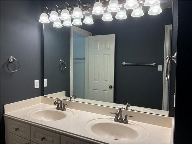 Building Photo - 2203 Summer Bay Ct