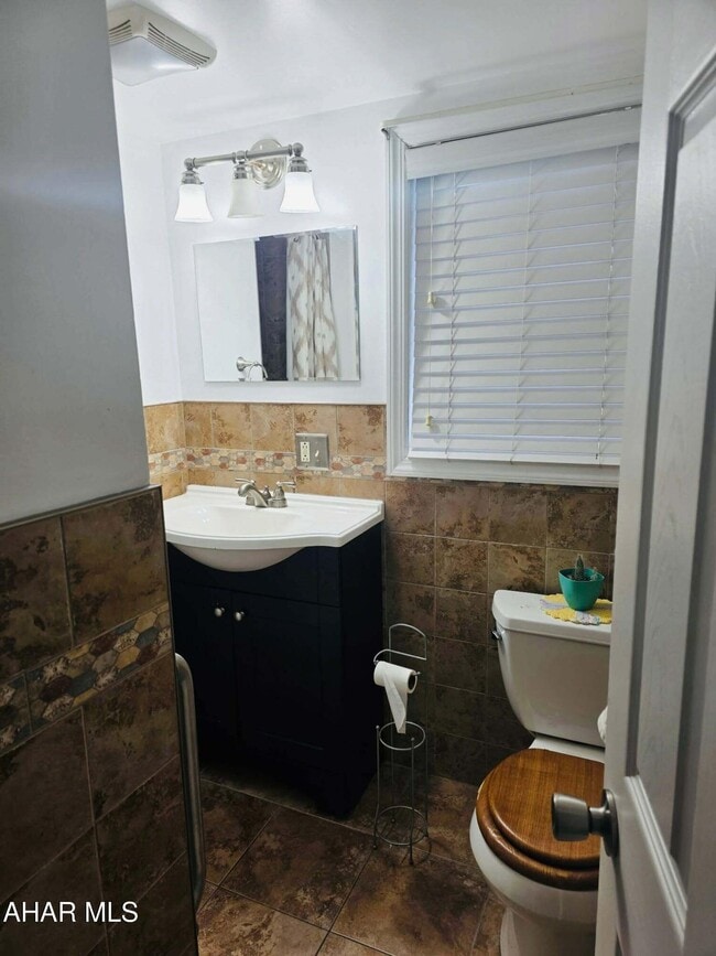 Building Photo - 215 Garber St