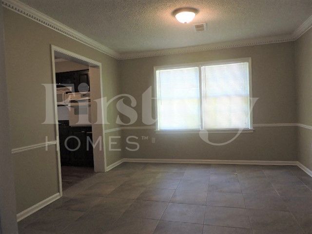 Building Photo - 8601 Thorncliff Fairway