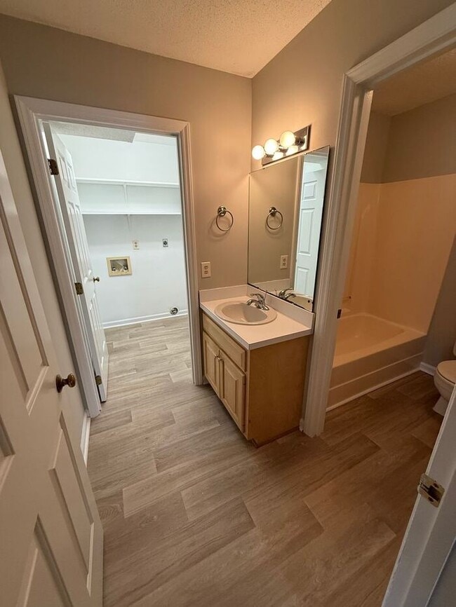 Building Photo - Beautiful Ranch style 3 Bed 2 Bath Home! Large Yard and 2 Car Garage!