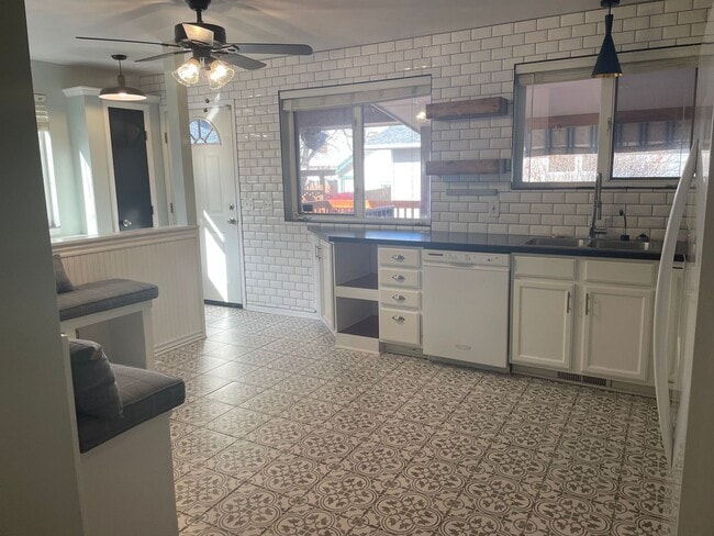 Building Photo - 15 Alderson Ave