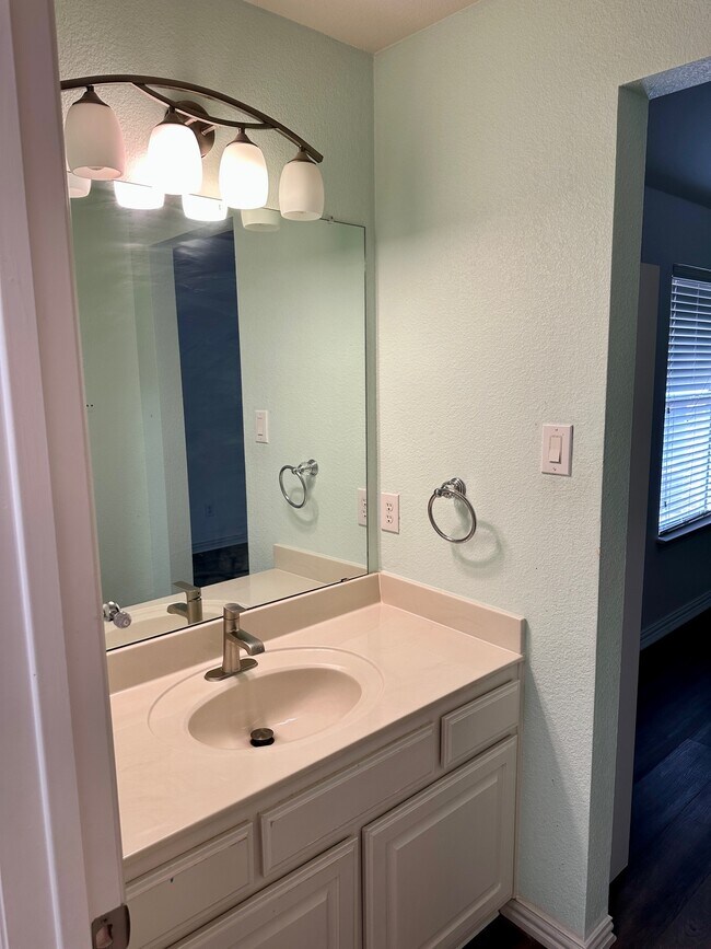 Building Photo - 928 Falcon Dr