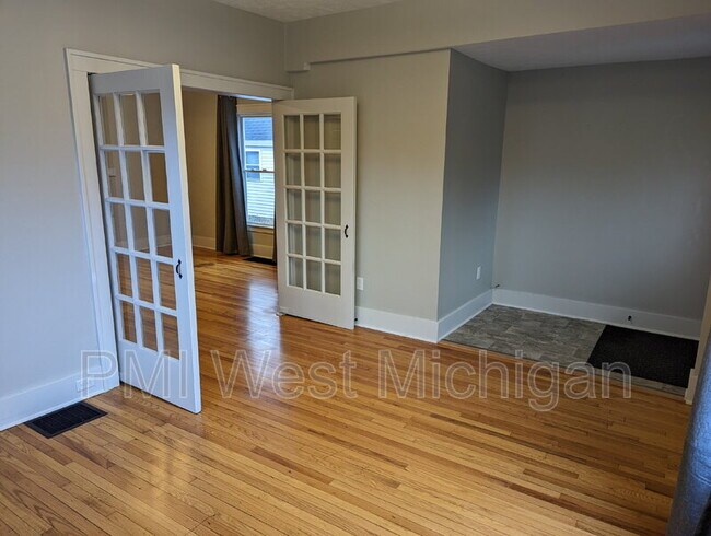 Building Photo - 144 Page St NE