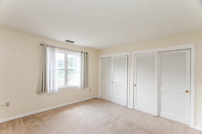 Building Photo - 409 The Meadows