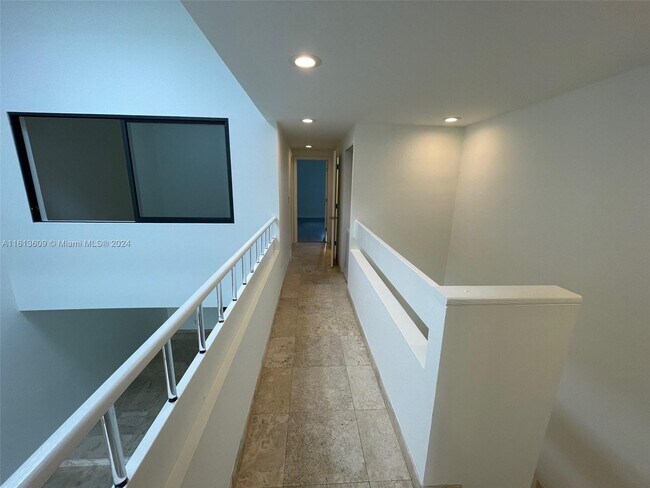 Building Photo - 335 Poinciana Island Dr
