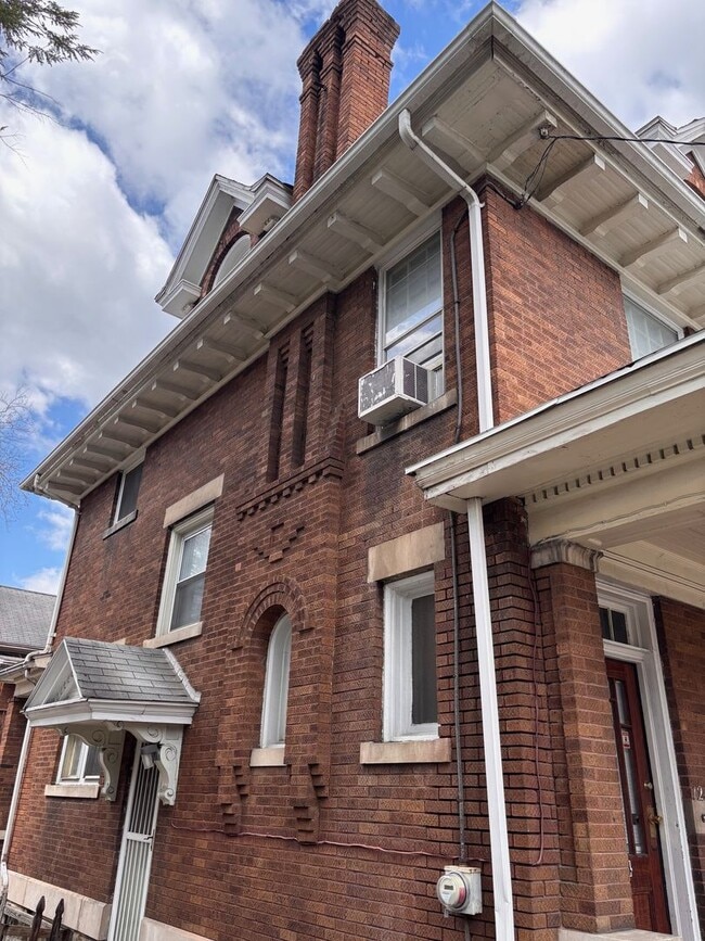 Building Photo - 3-4 Bedroom House located in South Park. Short Walking Distance to Downtown. Available 8/5/26