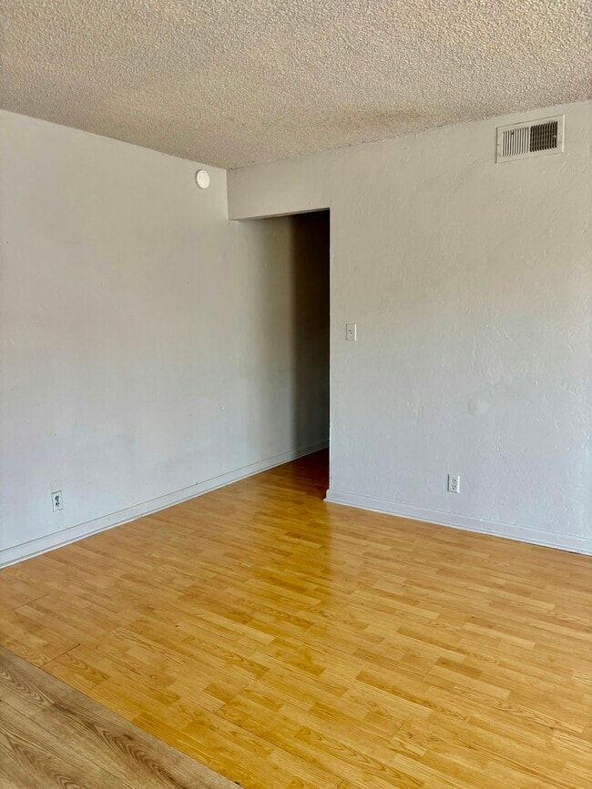Building Photo - 1331 Pinetree Dr