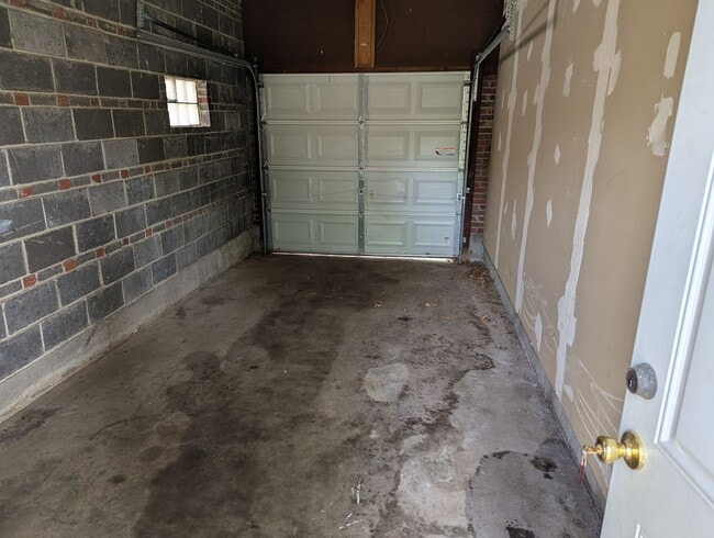 Building Photo - Your Perfect Home Awaits — Cozy, Updated, ...