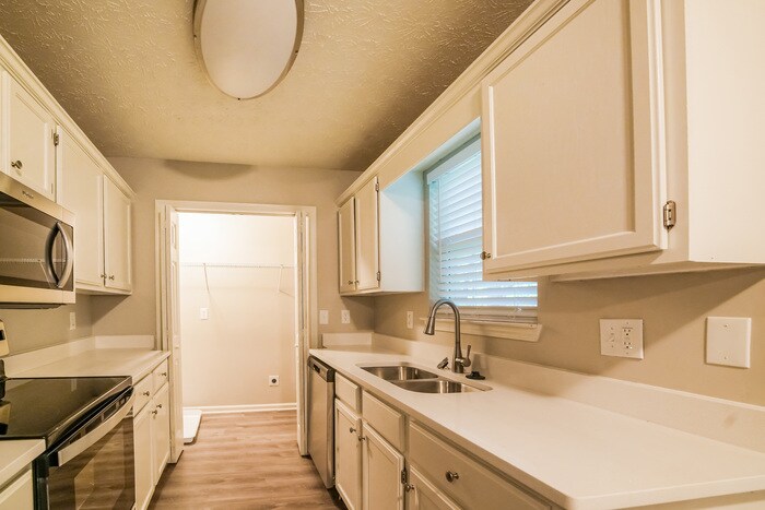 Building Photo - 329 Hillcrest Ln