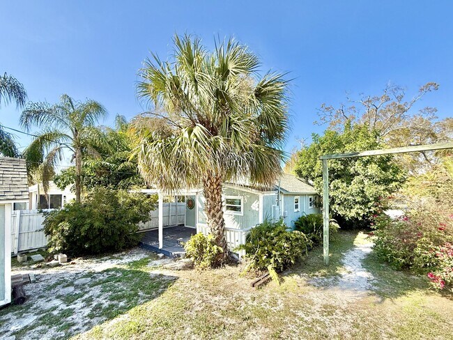 Building Photo - 713 Smith St