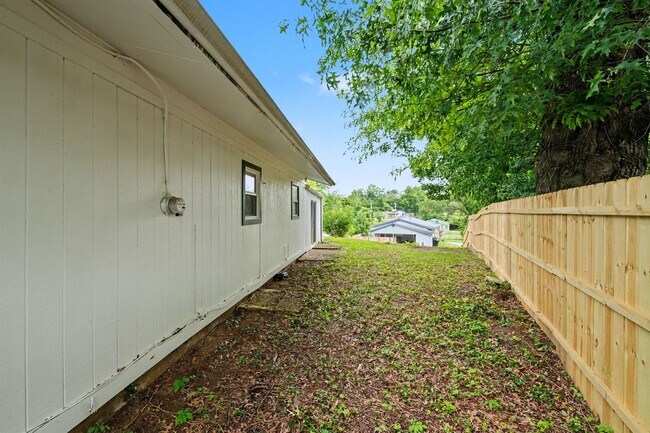 Building Photo - Cute and Cozy 3 Bed 1 Bath Home