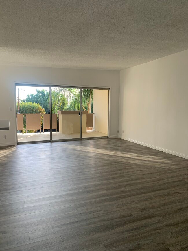 Living Room - 1841 N Fuller Ave