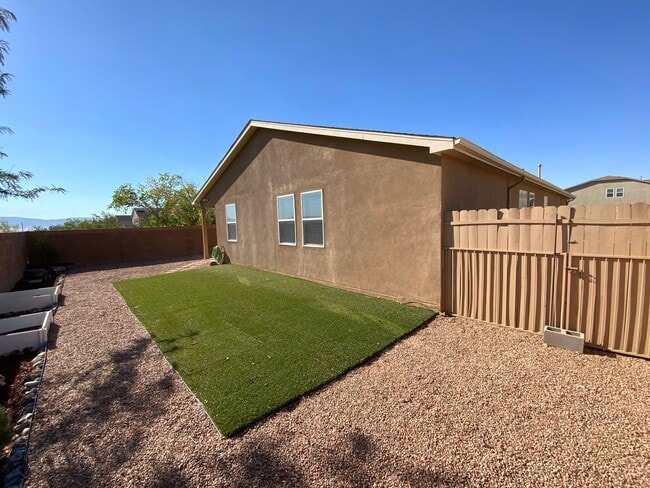 Building Photo - 4 Bedroom Single Story Home Available Near...