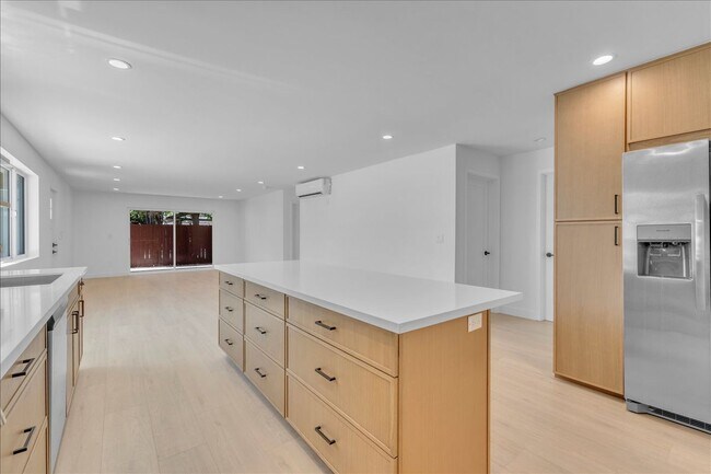 Building Photo - 6915 Encino Ave