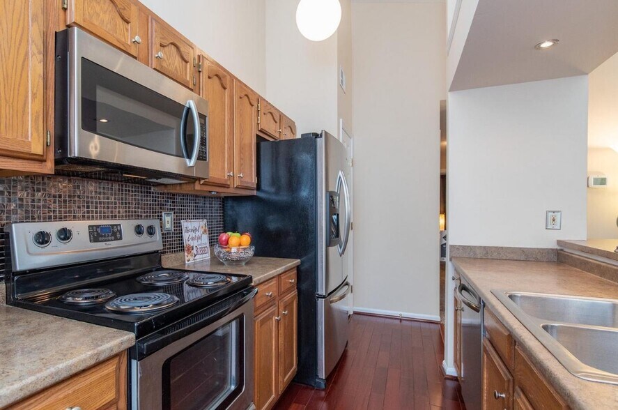 kitchen - 1002 Markham Ct