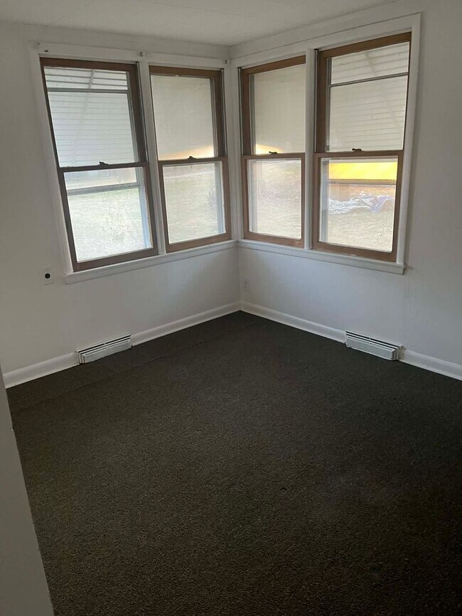 Building Photo - 901 W 7th St