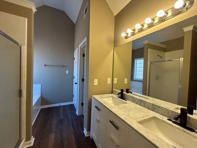 Building Photo - 1536 Ravens Run - Recently Renovated! Bran...