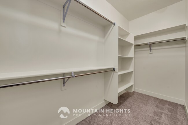 Building Photo - 607 Sawback Ln