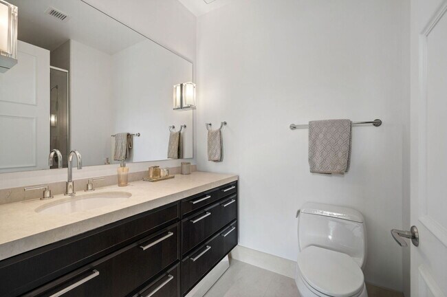 Building Photo - 118 E Erie St