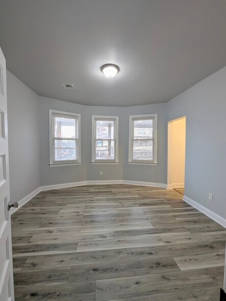 Building Photo - 105 Richelieu Ter