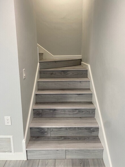 Staircase leading to 2nd Floor - 1707 Barry Ave