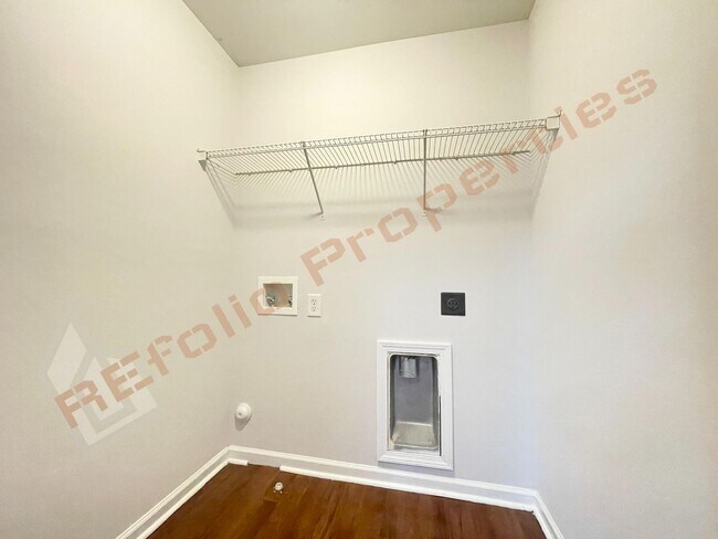 Building Photo - Wonderful 4 Bedroom 2.5 Bath, With Fresh P...