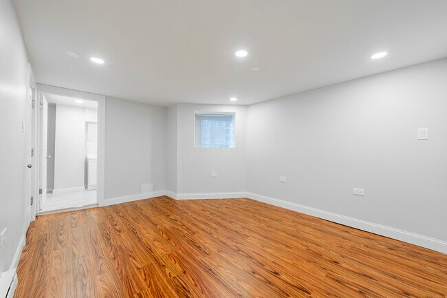 Building Photo - 666 E 50th Pl