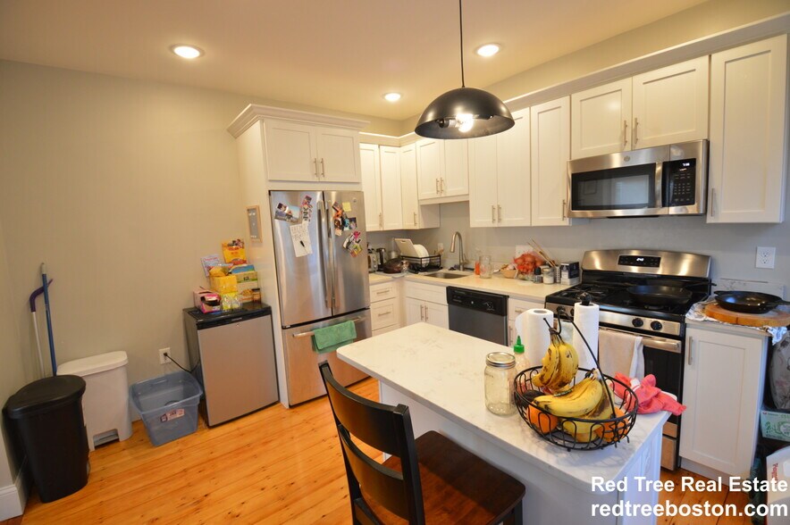 Building Photo - 394 Centre St