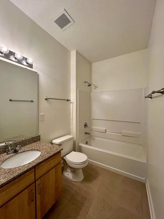 Building Photo - 3-Bed, 2-Bath Condo with Garage!