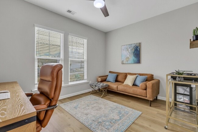 Building Photo - Executive Home in Convenient Location
