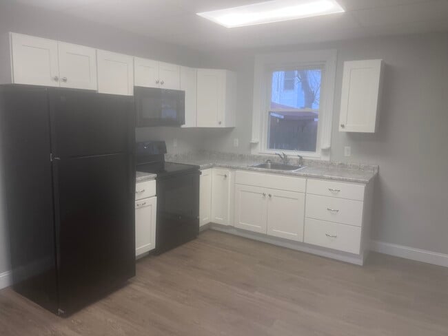 Building Photo - 147 Grove St