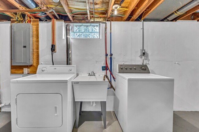 Building Photo - 52 Sebring Dr