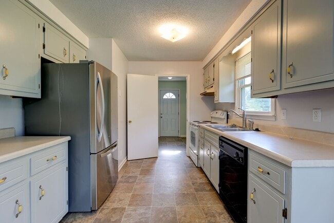 Building Photo - 204 Bob White Dr